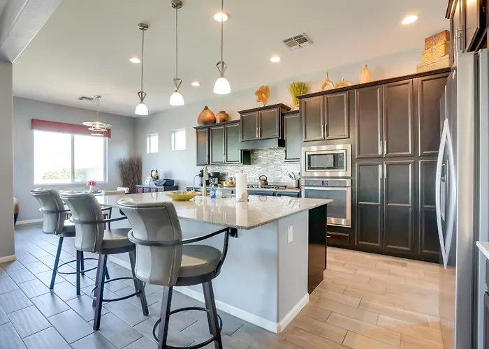 6 Mi To Luke Afb: Oasis W/ Private Pool Holiday home *